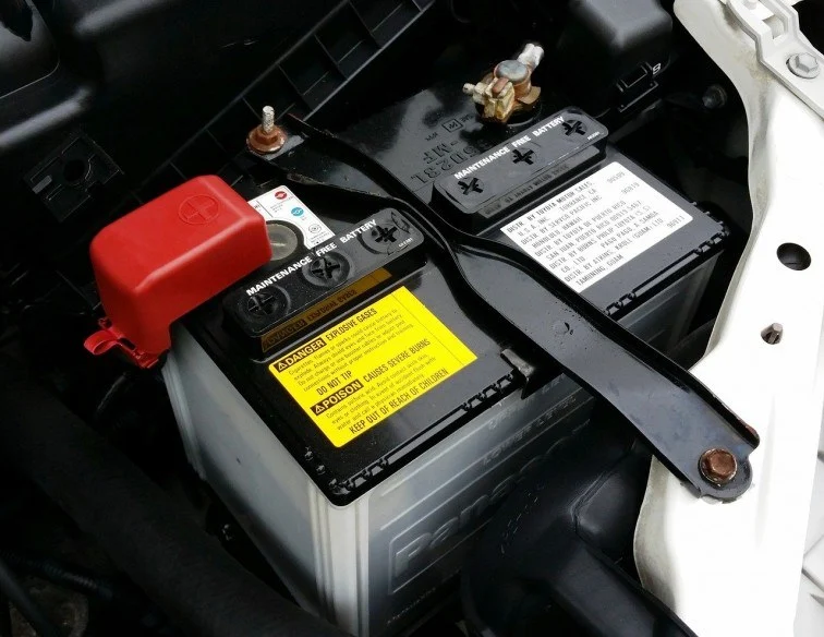 Diferencias entre baterías húmedas y secas para autos